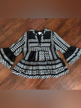 Black and white Jun & Ivy peplum top (size L)